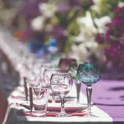 Slieshow-Images_0006_laid-big-table-with-empty-dishes-near-red-chairs-f-2023-11-27-05-19-18-utc
